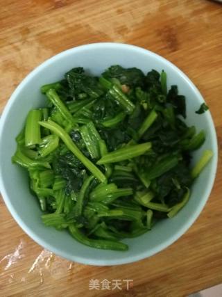 凉拌菠菜塔的做法步骤：5