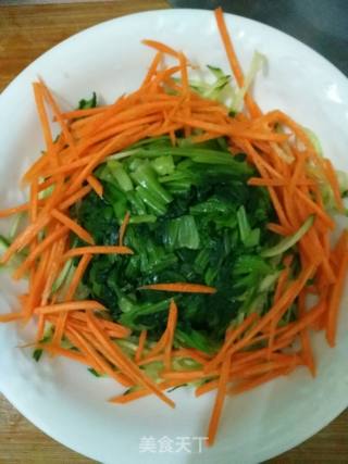 凉拌菠菜塔的做法步骤：6