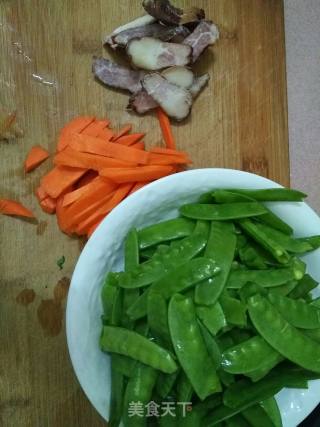 荷兰豆炒腊肉的做法步骤：2