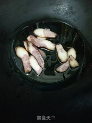 荷兰豆炒腊肉的做法步骤：3