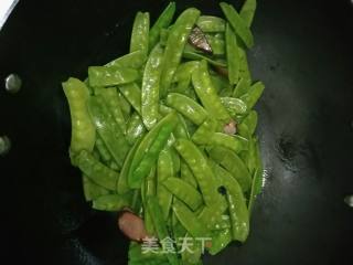 荷兰豆炒腊肉的做法步骤：5