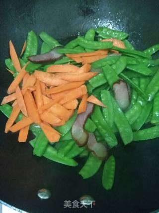 荷兰豆炒腊肉的做法步骤：6