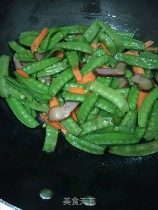 荷兰豆炒腊肉的做法步骤：7