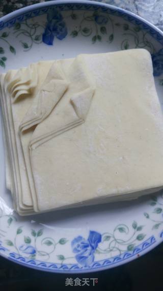 馄饨皮葱花饼的做法步骤：1
