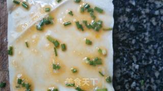 馄饨皮葱花饼的做法步骤：3