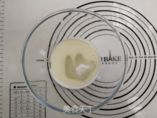 爆浆草莓海盐奶盖蛋糕的做法步骤：2