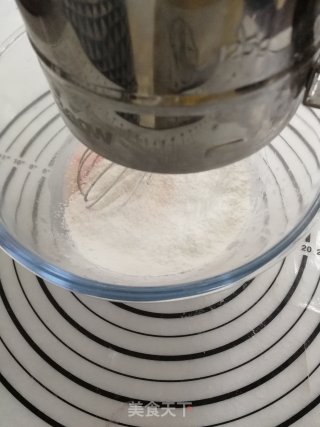 爆浆草莓海盐奶盖蛋糕的做法步骤：3