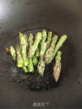 黑胡椒芦笋培根卷的做法步骤：1