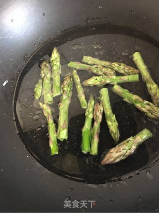 黑胡椒芦笋培根卷的做法步骤：2