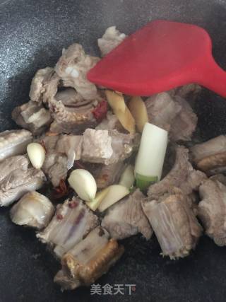 糖醋排骨的做法步骤：4