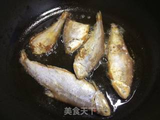 香炸黄鲫子的做法步骤：2