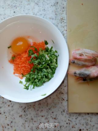 鸡蛋蔬菜虾饼的做法步骤：1