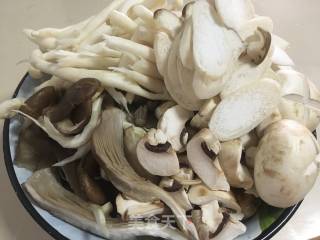 鲜菌时蔬汤的做法步骤：1
