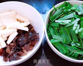 韭菜豆腐炒木耳的做法步骤：1