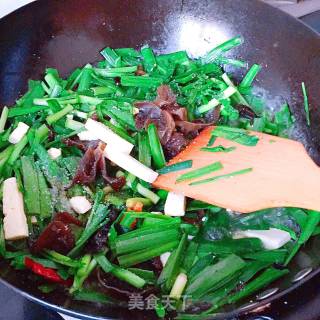 韭菜豆腐炒木耳的做法步骤：5
