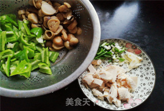 尖椒草菇炒鸡肉的做法步骤：1