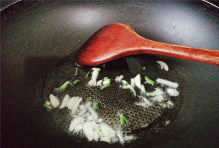 尖椒草菇炒鸡肉的做法步骤：2