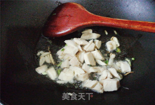 尖椒草菇炒鸡肉的做法步骤：3