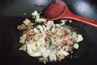 尖椒草菇炒鸡肉的做法步骤：4