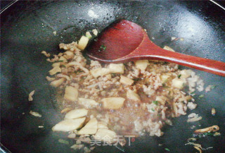 尖椒草菇炒鸡肉的做法步骤：5