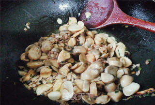 尖椒草菇炒鸡肉的做法步骤：6