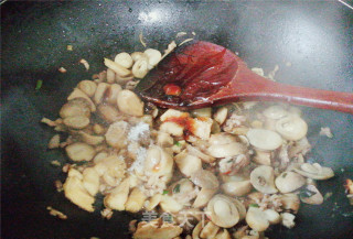 尖椒草菇炒鸡肉的做法步骤：7