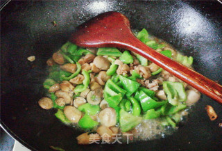 尖椒草菇炒鸡肉的做法步骤：9