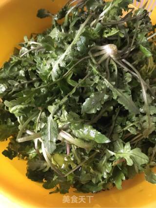 热拌荠菜的做法步骤：1