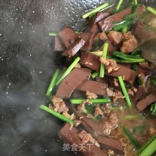肉末韭菜炒猪血的做法步骤：6