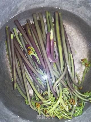 春季野菜#蕨菜炒腊肉#的做法步骤：3