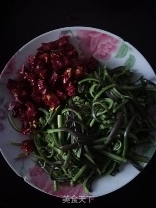 春季野菜#蕨菜炒腊肉#的做法步骤：5