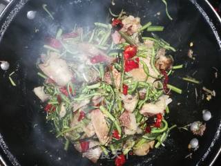 春季野菜#蕨菜炒腊肉#的做法步骤：10