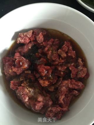 牛肉锅贴的做法步骤：1