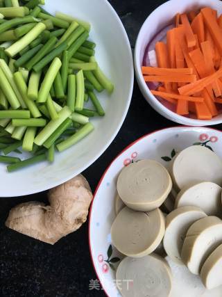 蒜苔炒素鸡的做法步骤：2