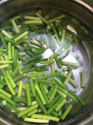 蒜苔炒素鸡的做法步骤：4