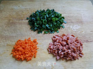 脆皮肠鸡蛋炒饭的做法步骤：2
