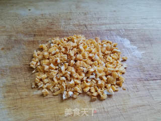 脆皮肠鸡蛋炒饭的做法步骤：3