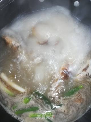 野鲫鱼山药汤的做法步骤：5