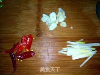 炝拌芹菜的做法步骤：2