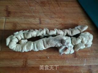 大蒜烧肥肠的做法步骤：1