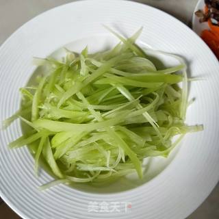 鱼香肉丝的做法步骤：1
