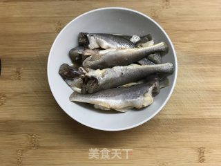 小黄鱼雪菜面的做法步骤：1