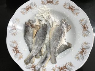 小黄鱼雪菜面的做法步骤：4