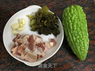 苦瓜酸菜腩肉煲的做法步骤：1