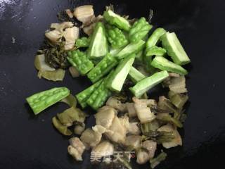 苦瓜酸菜腩肉煲的做法步骤：5