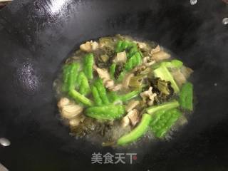 苦瓜酸菜腩肉煲的做法步骤：6