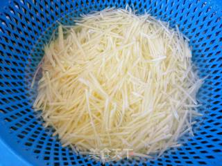 “春季野菜”炝拌蕨菜土豆丝的做法步骤：2