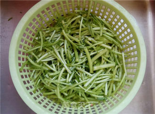 “春食野菜”芦蒿炒腊肠的做法步骤：2