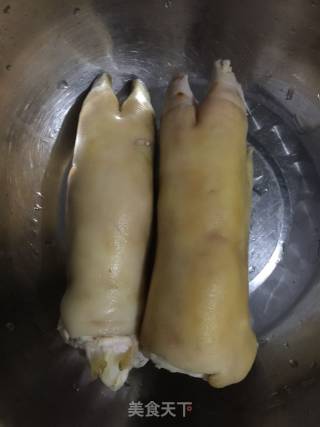 五香酱猪手的做法步骤：1