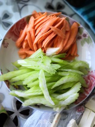 鸡胸肉炒豆干的做法步骤：2